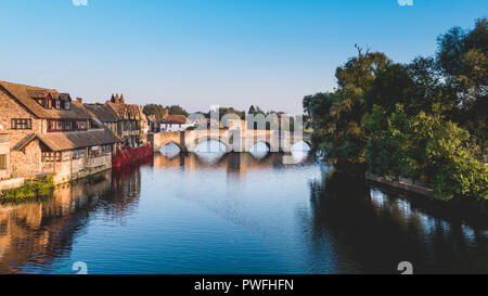 St Ives, Cambridgeshire, con l'annuale fiera ottobre ospitati in giù la strada alta. Foto Stock