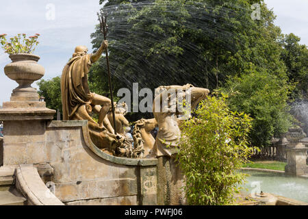 CHELTENHAM, GLOUCESTERSHIRE, Inghilterra - Agosto 7, 2018: la fontana di Nettuno al di fuori degli uffici comunali, basato sulla Fontana di Trevi a Roma. Foto Stock