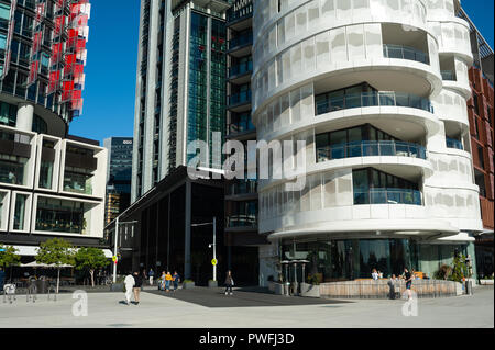 16.09.2018, Sydney, Nuovo Galles del Sud, Australia - una vista di moderni edifici residenziali del Anadara Residence, torri di uffici e ristoranti. Foto Stock