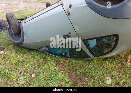 Incidente nel traffico, vettura dopo il rollover giacciono sul tetto Foto Stock