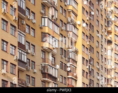 Il balcone di ogni camera in una moderna casa prefabbricata. Kiev, Ucraina Foto Stock