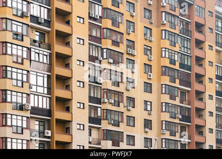 Il balcone di ogni camera in una moderna casa prefabbricata. Kiev, Ucraina Foto Stock