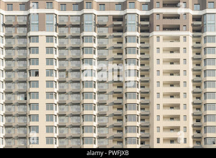 Il balcone di ogni camera in una moderna casa prefabbricata. Vista piana Foto Stock