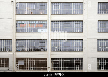 Modello di finestra o facciata del restaurato Custard Factory, il quartiere creativo di Digbeth Birmingham REGNO UNITO Foto Stock