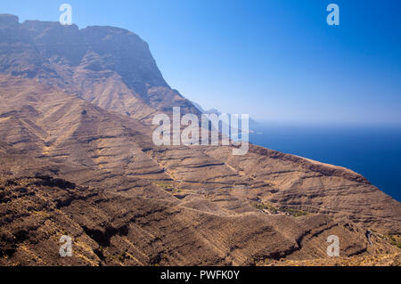 Gran Canaria, Ottobre, paesaggi di Agaete comune, percorso escursionistico San Pedro - Puerto de las Nieves, vista verso Faneque, Europa più alto di una rupe Foto Stock