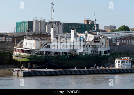 Il Royal Iris nave. Uno del Liverpool Mersey Ferries ora ancorato sul Fiume Tamigi, Londra. I piani sono fatti per convertirlo in un ristorante. Foto Stock