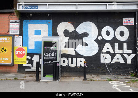 Parcheggio con tariffe di parcheggio e pagare e visualizzare la macchina a Digbeth Birmingham Inghilterra Foto Stock