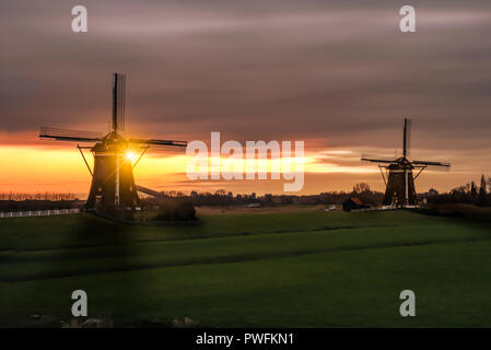 Calda e vibrante alba sul patrimonio mondiale Unesco mulino a vento a Leidschendam, Kinderdijk, Paesi Bassi Foto Stock