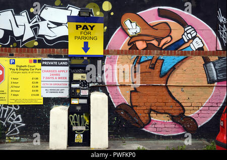 Parcheggio con tariffe di parcheggio e pagare e visualizzare la macchina a Digbeth Birmingham Inghilterra Foto Stock