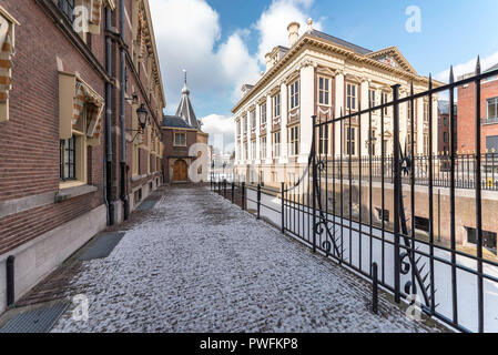 L'Aia, 28 Febbraio 2018 - L'edificio principale del museo Mauritshuis e il parlamento olandese coperta da un sottile strato di neve con un frizzy weath Foto Stock