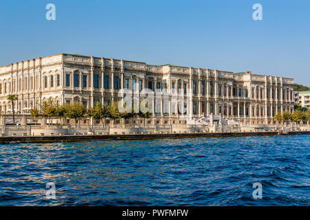 Istanbul, Turchia, 8 ottobre 2011:Ciragan Palace (Kempinski Hotel) sulle rive del Bosforo. Foto Stock