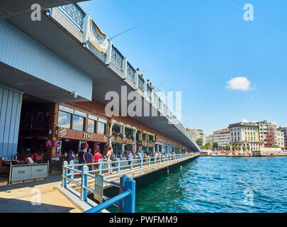 I pescatori del Ponte di Galata, sopra il Golden Horn Bay in corrispondenza della bocca del Bosforo. Istanbul, Turchia. Foto Stock