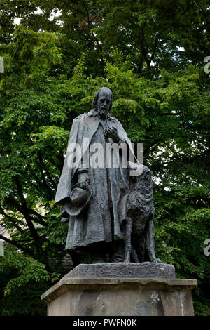 Statua di Alfred Tennyson signore con il suo cane Karenina, da G.F. Watt, Cattedrale di Lincoln, città di Lincoln, England, Regno Unito Foto Stock