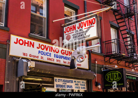 Giovanni Jovino Gun Shop Little Italy Mulberry Street Manhattan   New York New York, Stati Uniti d'America Foto Stock