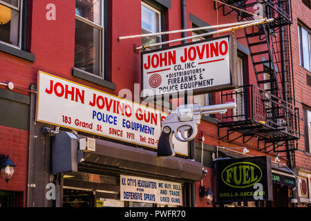 Giovanni Jovino Gun Shop Little Italy Mulberry Street Manhattan   New York New York, Stati Uniti d'America Foto Stock