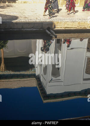 Bukhara, Uzbekistan - 22 Settembre 2018 : la riflessione di pellegrini al mausoleo di Bakhuddin a Bukhara, Uzbekistan. Foto Stock