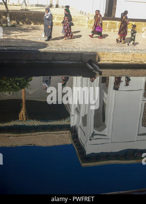 Bukhara, Uzbekistan - 22 Settembre 2018 : la riflessione in pool di pellegrini al mausoleo di Bakhuddin a Bukhara, Uzbekistan. Foto Stock