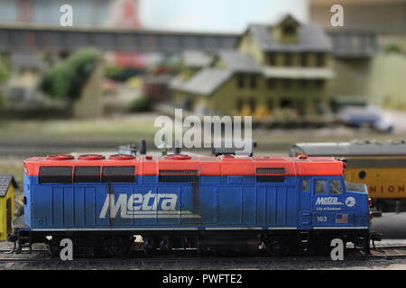 Davvero fantastico modello railroading design di un Metra treno motore viaggiando intorno al Clarendon Garfield field house a Chicago, Illinois. Foto Stock