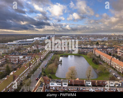 Vista aerea di stagno in Zeeheldenbuurt zona residenziale Groningen città sotto il cielo nuvoloso Foto Stock