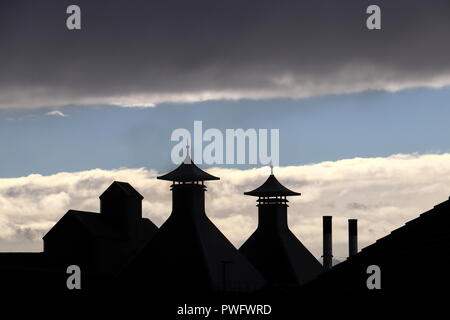 I due forni presso l'Highland Park Distillery in Isole Orcadi Scozia, con la loro peculiare pagoda di tappi sagomati stagliano contro il cielo blu e nuvole. Foto Stock