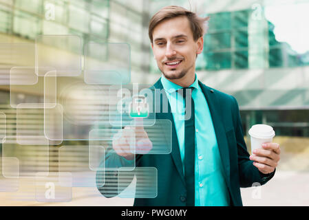 Business man premendo high tech tipo di pulsanti moderna su sfondo virtuale Foto Stock