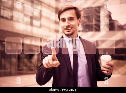 Business man premendo high tech tipo di pulsanti moderna su sfondo virtuale Foto Stock