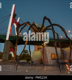 La Bilbao spider accanto al museo Guggenheim Foto Stock