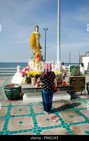 I viaggiatori tailandese donne viaggio visitare e rispetto a pregare Guanyin o Guan Yin statua della dea in Laem Thaen capo a Bang Saen Beach il 2 gennaio 2017 in C Foto Stock