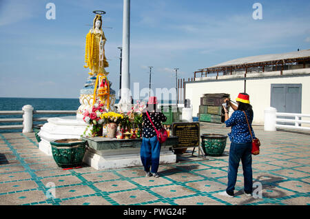 I viaggiatori tailandese donne viaggio visitare e rispetto a pregare Guanyin o Guan Yin statua della dea in Laem Thaen capo a Bang Saen Beach il 2 gennaio 2017 in C Foto Stock