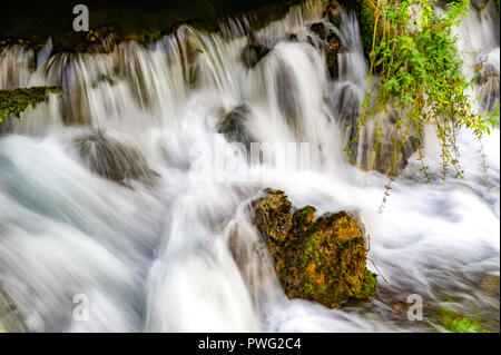 La Francia. Vaucluse (84). Fontaine de Vaucluse. Sorgente della Sorgue. Exsurgence più grande della Francia metropolitana Foto Stock