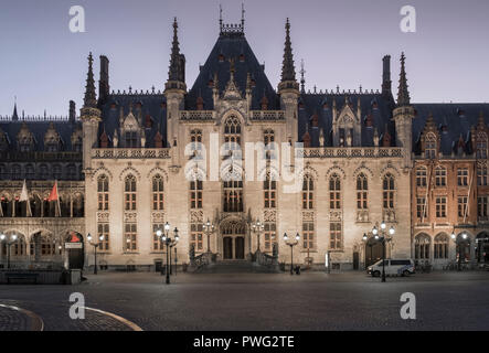 Architettura esterna della Corte Provinciale edificio a sunrise, Markt (piazza del mercato di Bruges, Fiandre, in Belgio Foto Stock