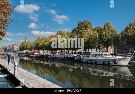 Canal barche ormeggiate al fianco di edilizia residenziale nel cuore della città storica di Bruges, Fiandre Occidentali, Belgio. Foto Stock