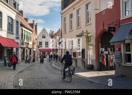 Scena di strada nel centro storico della città vecchia di Bruges, Belgio, un sito patrimonio mondiale dell'UNESCO. Foto Stock