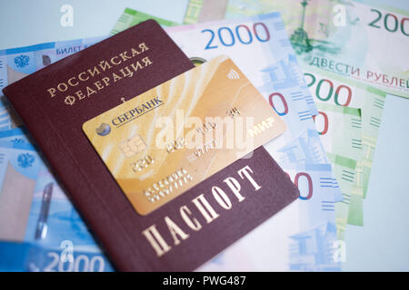 Mosca, Russia- 08 28 2018: passaporto russo. La valuta russa, compreso il nuovo rublo 2000-denominate cambiali. Il MIR carta di credito Foto Stock