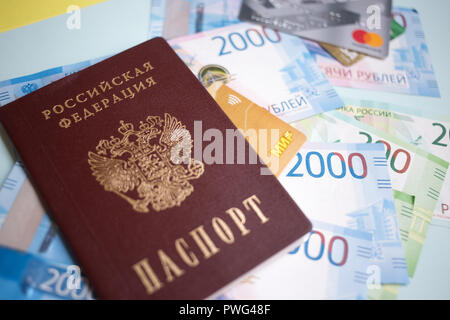 Mosca, Russia- 08 28 2018: passaporto russo. La valuta russa, compreso il nuovo rublo 2000-denominate cambiali. Il MIR carta di credito Foto Stock