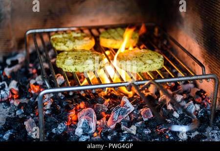 Barbecue Grill il formaggio sui carboni ardenti, fuoco e fiamme. Barbecue vegetariano grill in professional ristorante camino. Supporto e cottura alla brace formaggio inst Foto Stock