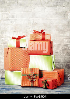Colpo verticale di molte scatole regalo per Natale in stile vintage Foto Stock
