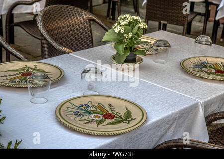 Dipinto a mano le piastre in ceramica di Montecatini Terme è un comune italiano di della provincia di Pistoia, in Toscana, Italia. Foto Stock