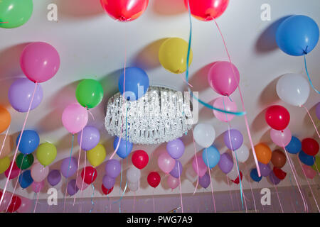 Palloni di elio . Colorfull palloncini galleggiante sul soffitto bianco in  camera per il partito. Il matrimonio o bambini festa di compleanno  decorazione interno Foto stock - Alamy