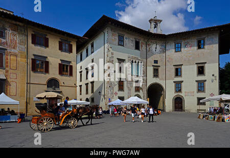 Carrozze trainate da cavalli e mercato in piazza dei cavalleri,Pisa,Toscana,l'Italia,l'Europa Foto Stock