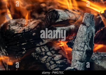 Legna da ardere girando di braci nel fuoco. Foto Stock