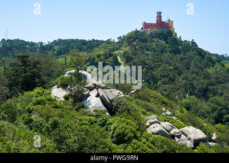 Pena Palace - un Romanticist, colorato castello nelle montagne di Sintra come visto dal castello moresco. Sintra. Portogallo Foto Stock