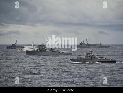 BRP Salvador Abcede (PG 114), BRP Miguel Malvar (Sal 19), e BRP IloIlo (PS 32); PCG Pampanga (SARV 003); e USS Vandegrift (FFG 48). Foto Stock