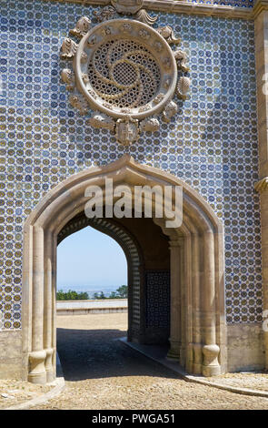 Il Neo-Manueline finestra di stile nella moda di un rosacee al di sopra del passaggio arcuato sulla facciata occidentale del Palazzo Nuovo. Palazzo di pena. Sintra Foto Stock