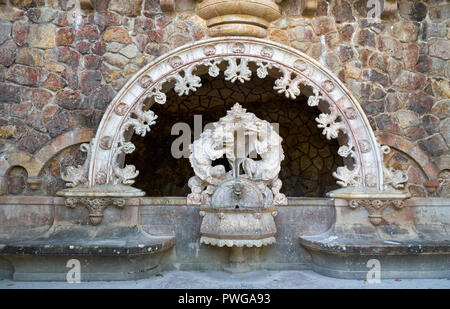 La fontana delle statue dei draghi presso il portale dei guardiani - il modo di entrata per la ben iniziatico in Quinta da Regaleira station wagon. Sintra. Por Foto Stock