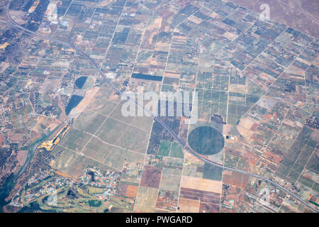 La vista aerea di campagna di Setubal con i suoi campi e incroci stradali. Lisboa. Portogallo Foto Stock