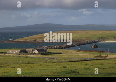 Churchill Barrier No.3 che collega vi riportiamo Holm con Burray nelle Isole Orcadi Scozia, costruito durante la seconda guerra mondiale per impedire accesso a Scapa Flow. Foto Stock