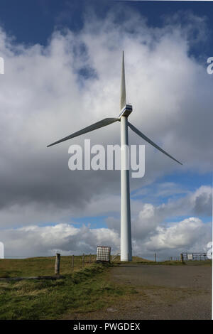 Enorme lama 3 ad asse orizzontale turbina eolica a Northfield, Burray, isole Orcadi Scozia contro una nube riempiva il cielo blu. Il potere di vento generatore di electrcity Foto Stock