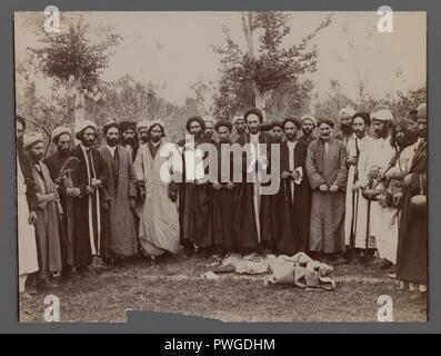 Un gruppo di religiosi in abito religioso tenendo in mano un pezzo di calligrafia Foto Stock