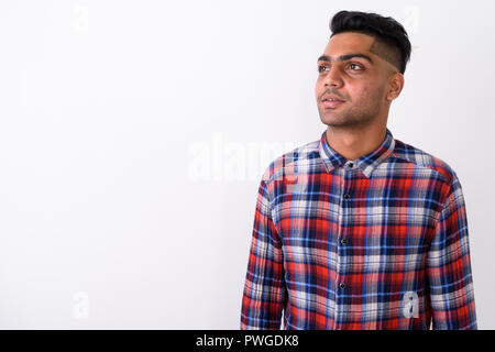 Giovani indiani uomo indossa camicia a scacchi contro backgroun bianco Foto Stock